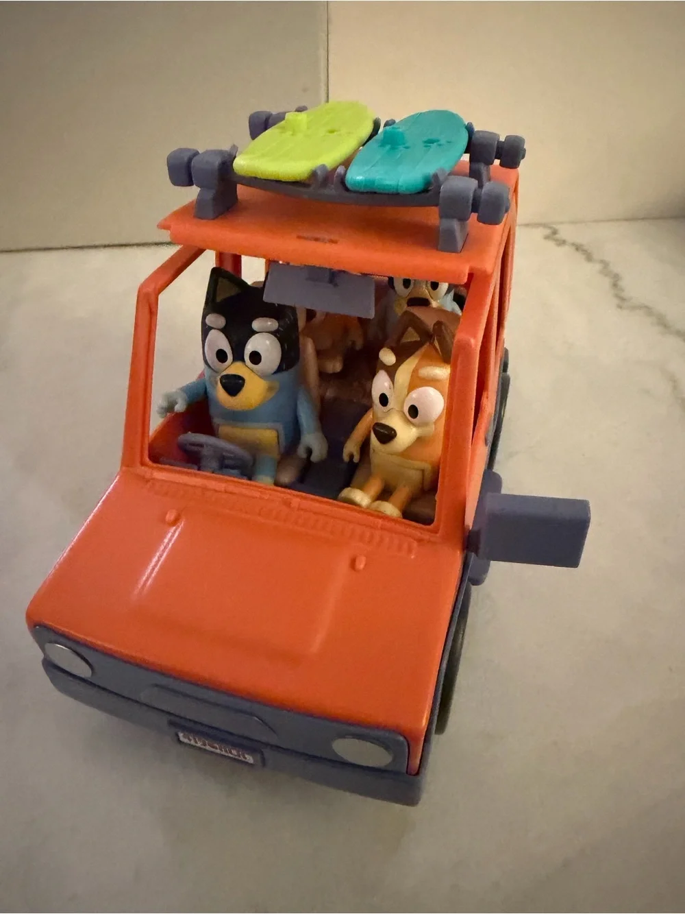 Bluey Heeler Family 4WD Vehicle Playset with 4 Figures & Surfboards